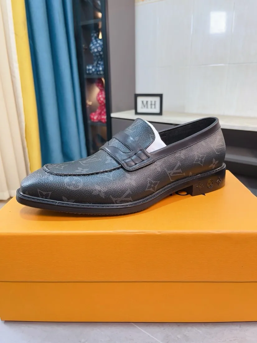 Ex-factory price 720🌹🌹High version [LV] Louis Vuitton's popular casual leather shoes🎖Fashionable and elegant🎖🎖Material: Original imported open-edge beaded cowhide, washed cowhide leather lining, original open-molded rubber outsole, high-end and classy, ​​elegant quality, instantly transforming into a handsome man ❤❤Standard\nNumber: 38-44